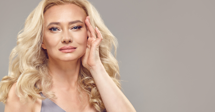 O uso regular de produtos contendo ácido hialurônico, trará uma melhora na elasticidade e na firmeza da sua pele.