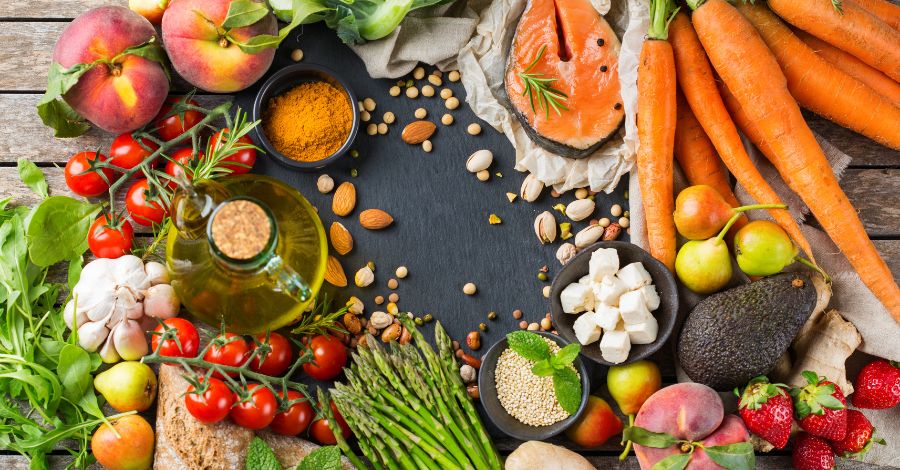 A riqueza nutricional e a diversidade da Dieta Mediterrânea, junto com os benefícios do controle de carboidratos da dieta Low Carb.